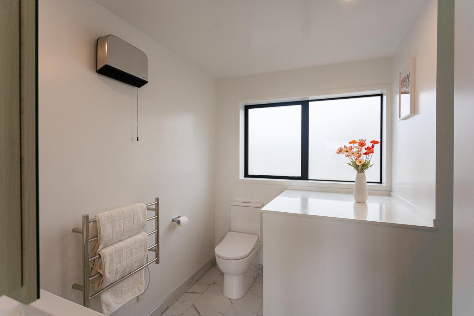 Modern 2 Bedroom Townhouse In Cbd With Parking! Sleeps 5 Christchurch Exterior photo