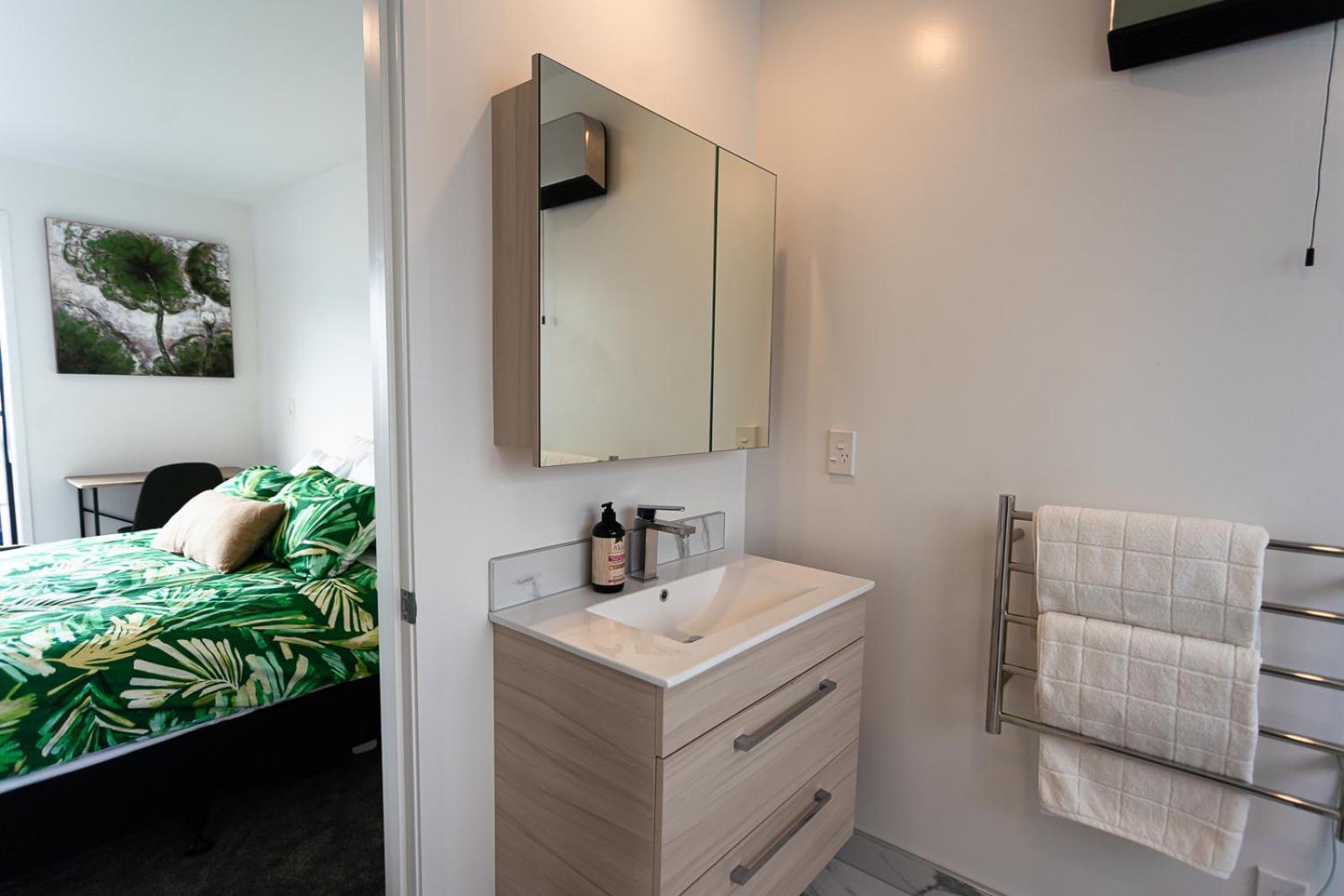 Modern 2 Bedroom Townhouse In Cbd With Parking! Sleeps 5 Christchurch Exterior photo