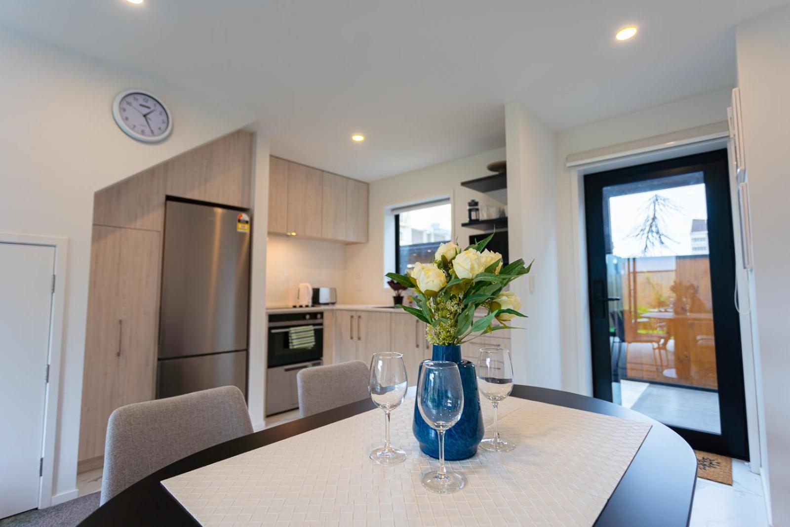 Modern 2 Bedroom Townhouse In Cbd With Parking! Sleeps 5 Christchurch Exterior photo